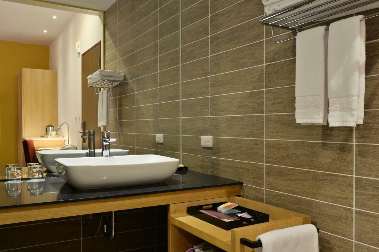 In Young Hotel Гаосюн Экстерьер фото
