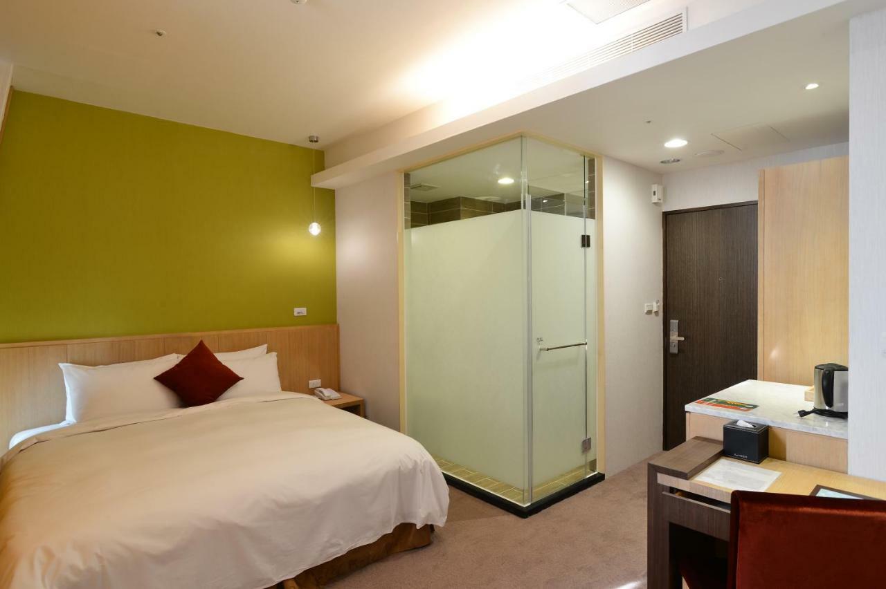 In Young Hotel Гаосюн Экстерьер фото